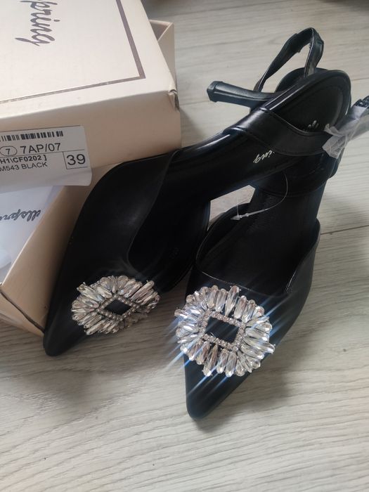 Czarne czółenka szpilki rozmiar 39
Polecam przecudowne nowe szpileczki