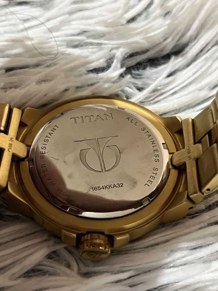 Кварцовий годинник Titan 1654KM02