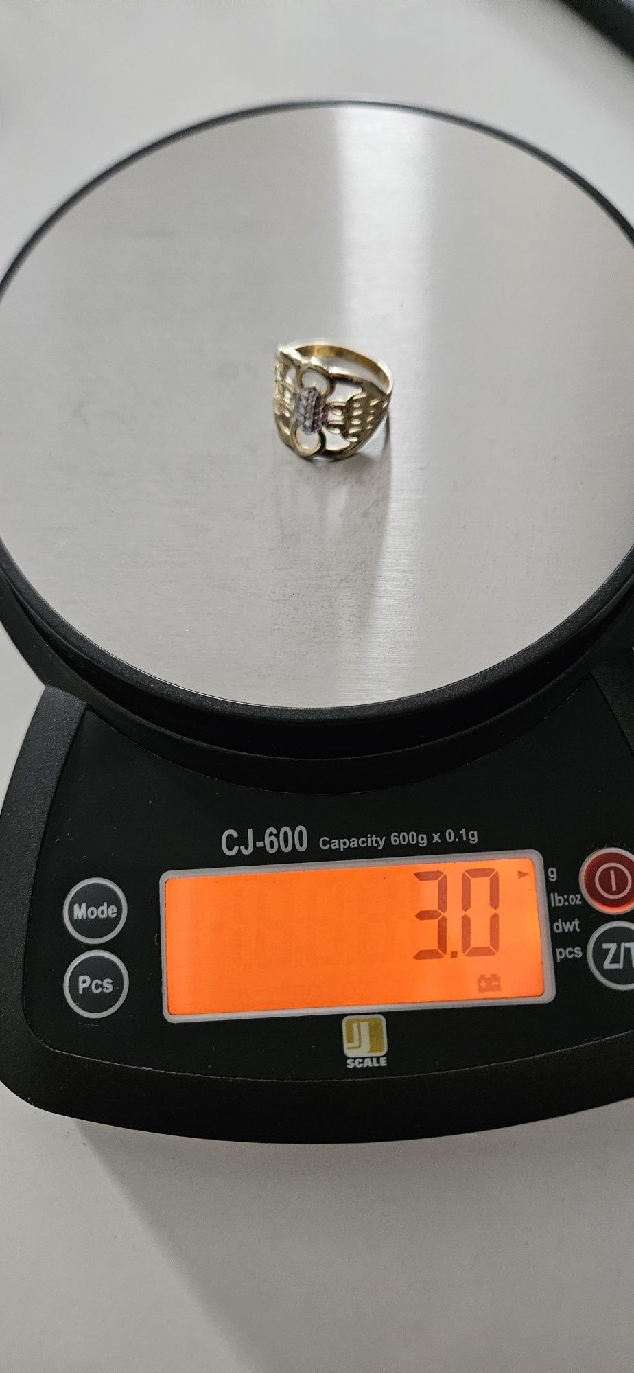 Śliczny pierścionek z białym złotem pr 585 14K waga 3gr