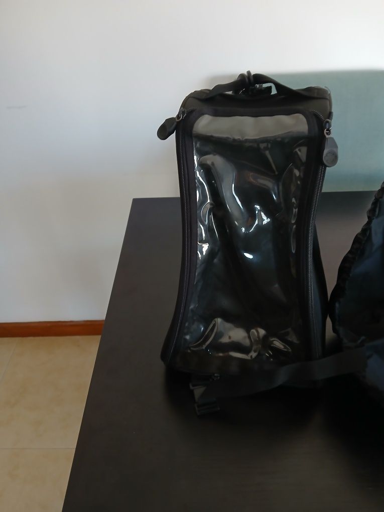 Mochila preta pequena