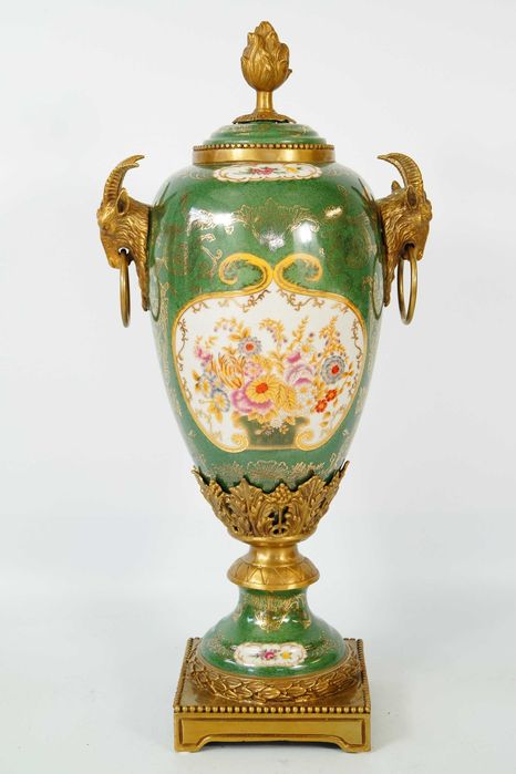 Porcelanowy wazon okuty brązem świecznik zielony piękny kwiaty