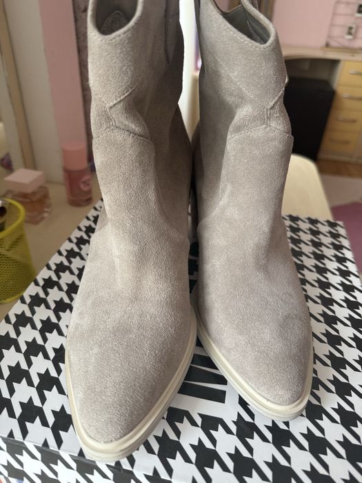 Продам трендові ботинки-козаки