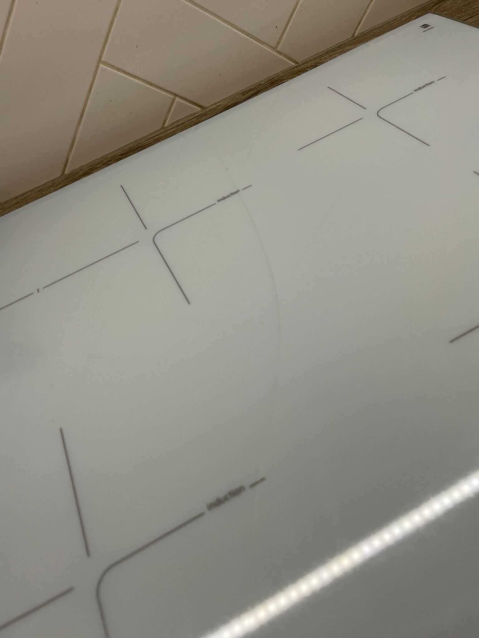 Płyta indukcyjna Bosch pif672fb1e biała pęknięte szkło - 100% sprawna