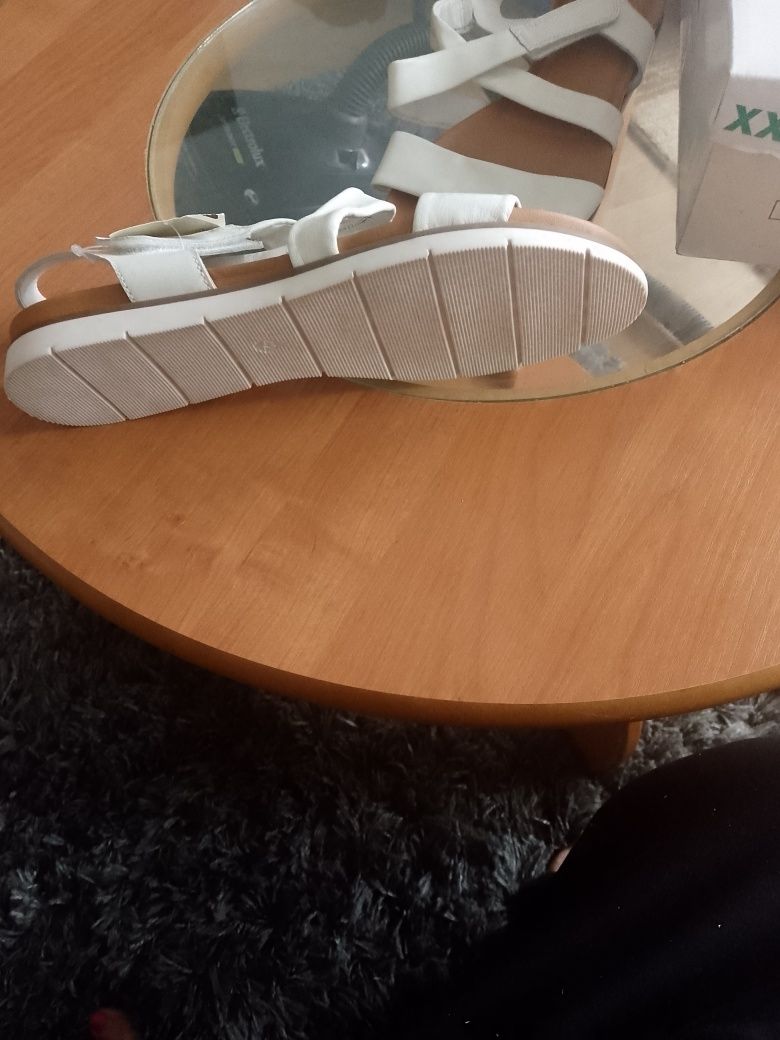 Sprzedam nowe sandałki