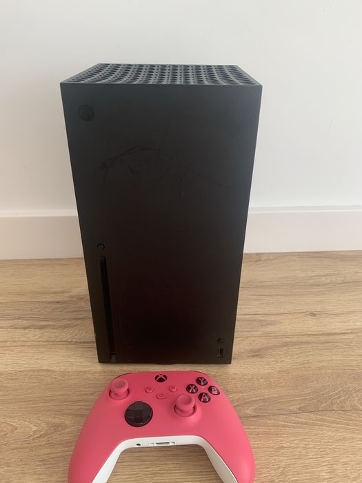 Konsola Xbox Series X 2024 rocznik lekko zarysowana 2 pady plus fifa23