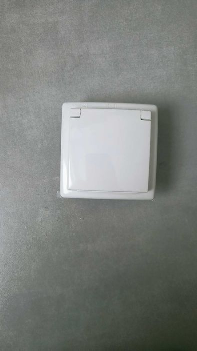 Kontakt Simon lazienkowy IP44 z ramka