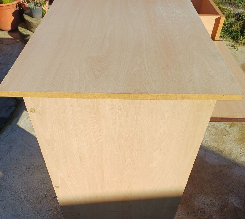 Secretária em  bom estado