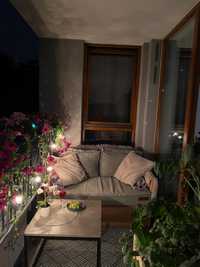 Kanapa balkonowa z poduszkami i stolikiem
