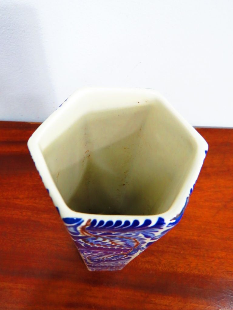 Jarrinha em porcelana.