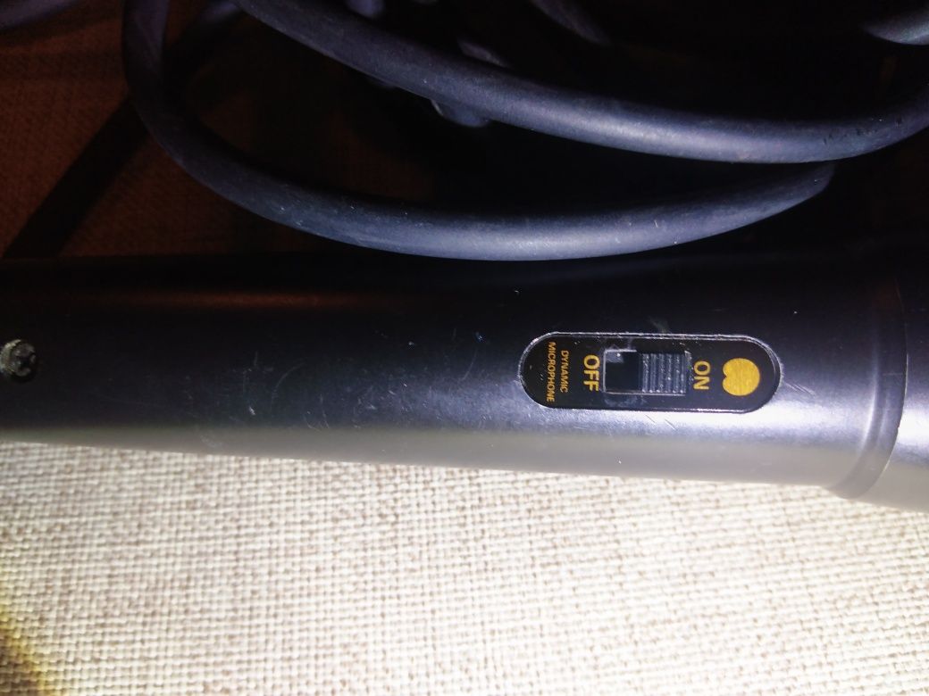 Microfone dinâmico com cabo