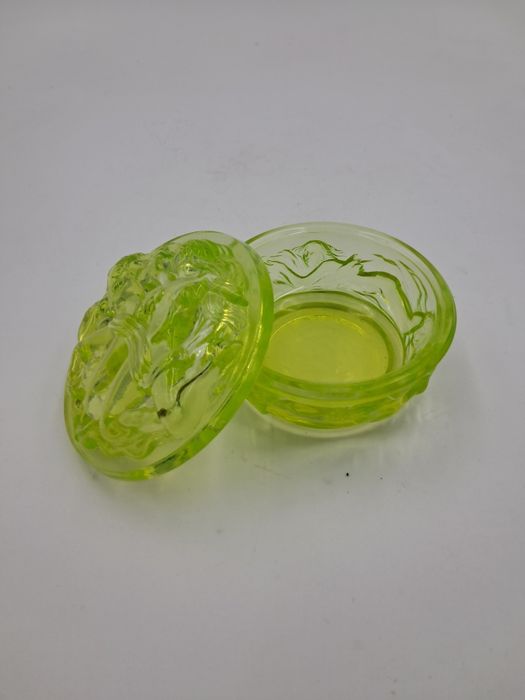 Piękne puzderko uranowe szkło inspirowane legendarnym Schlevogt