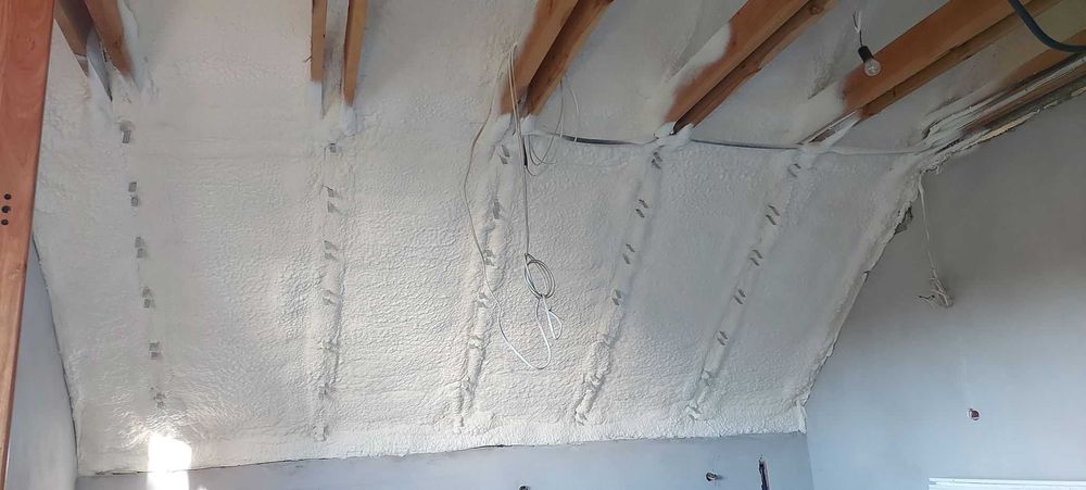 Ocieplenia Pianką PUR Piana PUR Izolacje Natryskowe