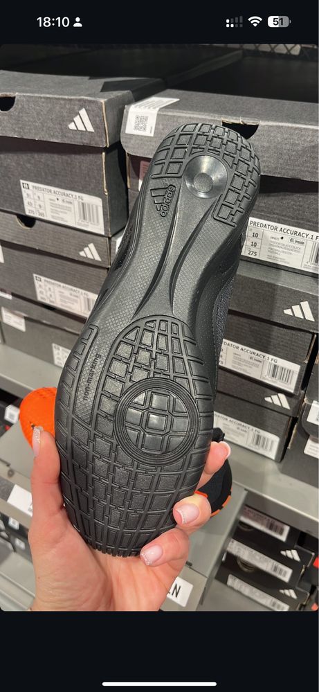Продам Кроссовки для зала adidas новые
