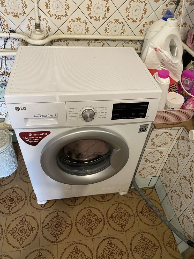 Продаю пральну машину  LG F2J3HS2W у відміному стані
