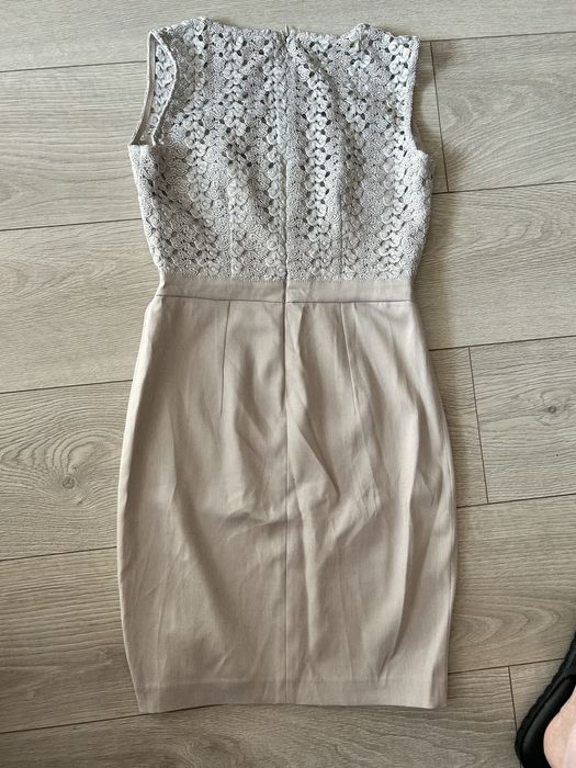 Dopasowana sukienka z koronką 34