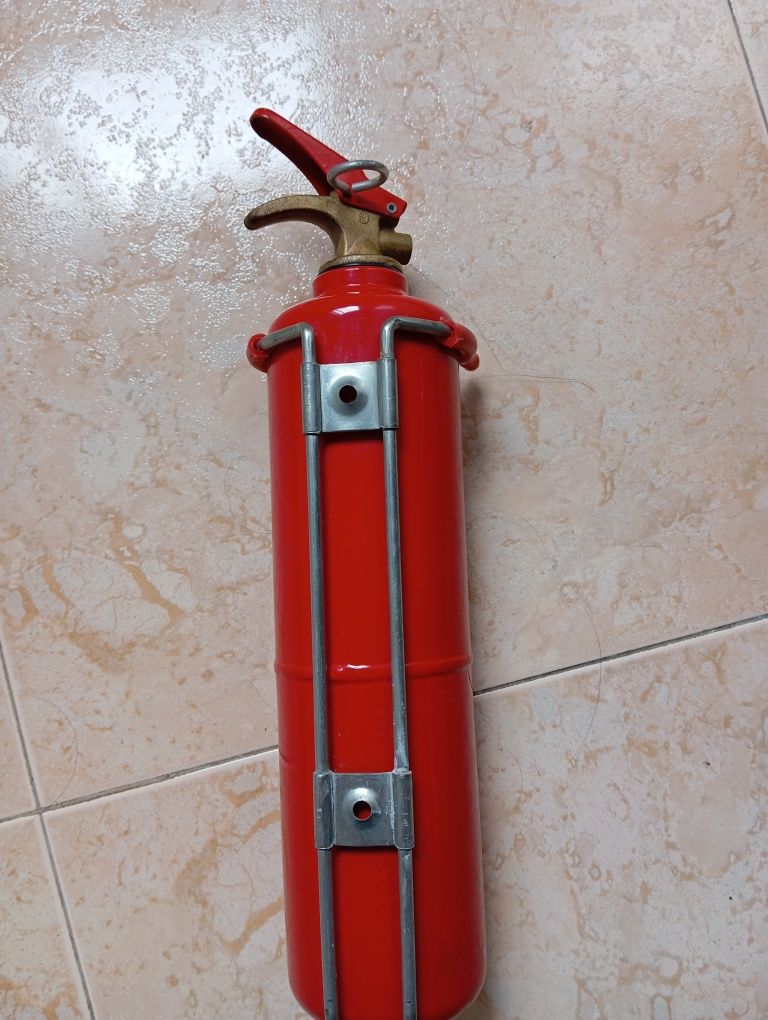 Extintor pequeno de pó seco