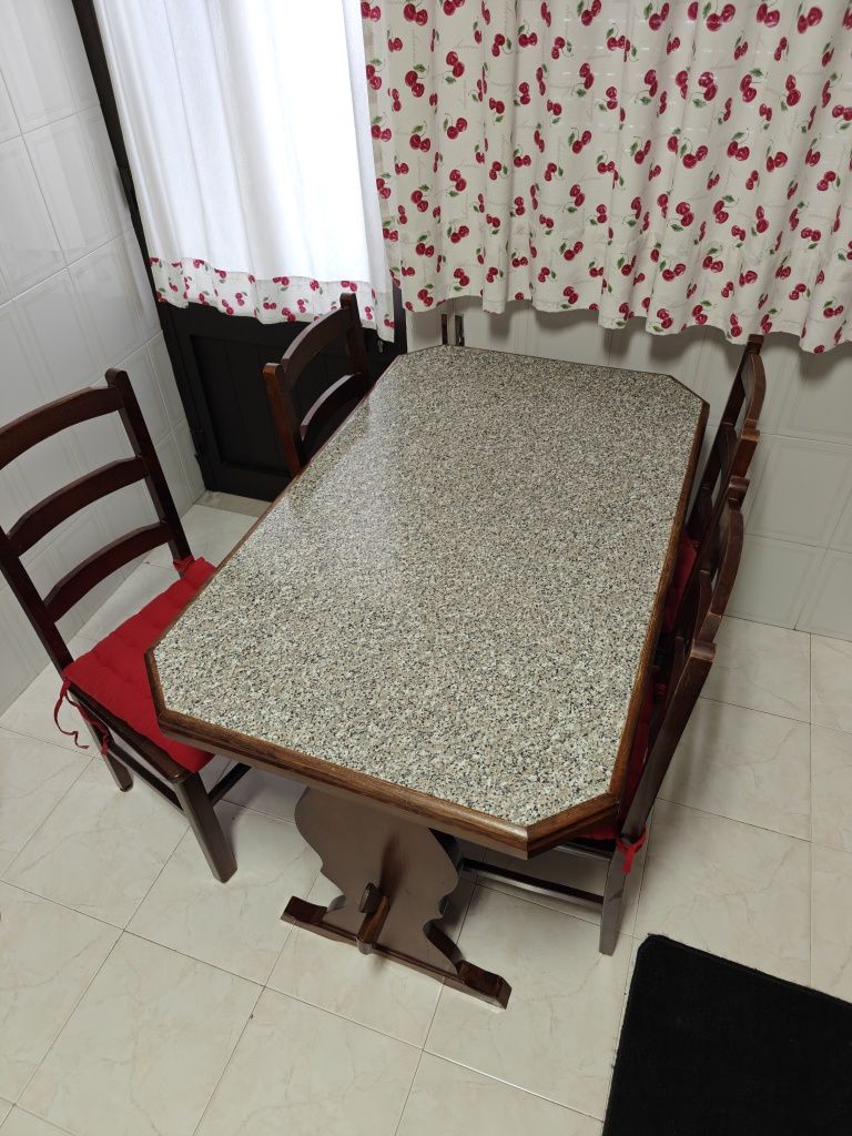 Mesa + 4 cadeiras