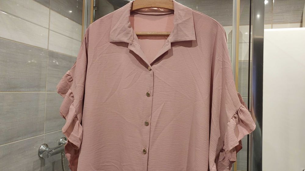 Bluzka w kolorze brudnego różu.