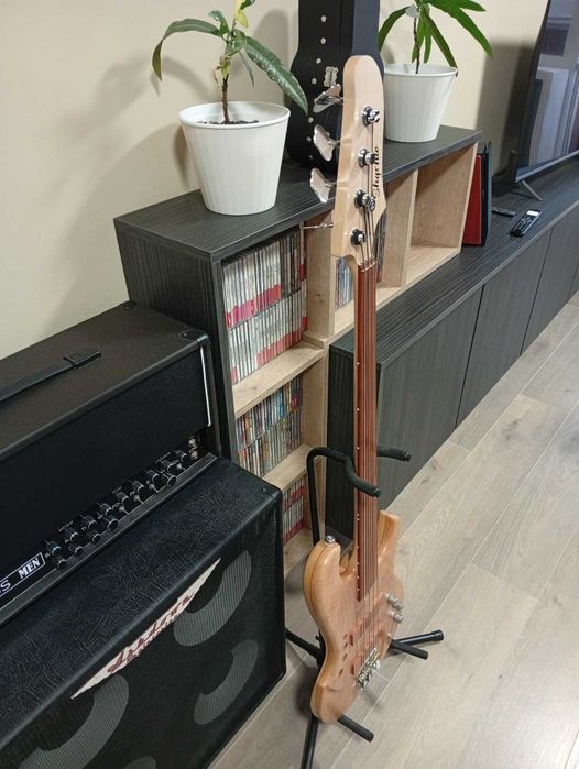 Бас гитара ручної роботи безладова.