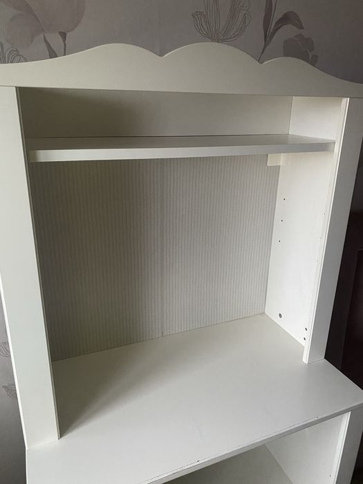 Estante branca com fraldario ikea