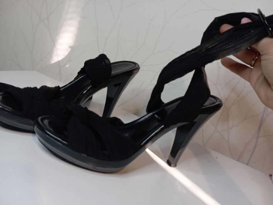 Szpilki wiązane nad kostka