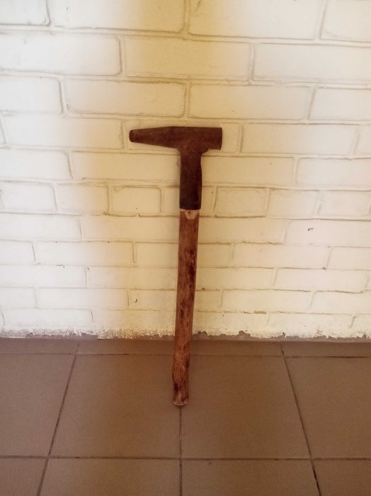 Кувалда с прочной деревяной ручкой