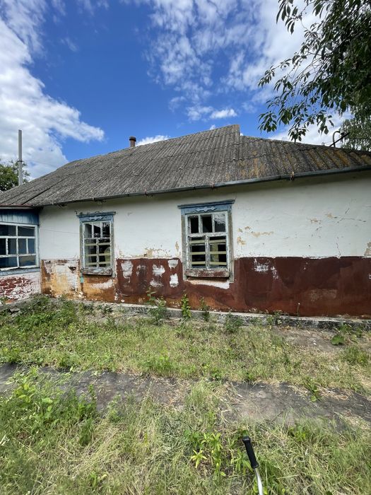 Дом в городе. Узин.Боьшой двор,спокойное место для проживания.