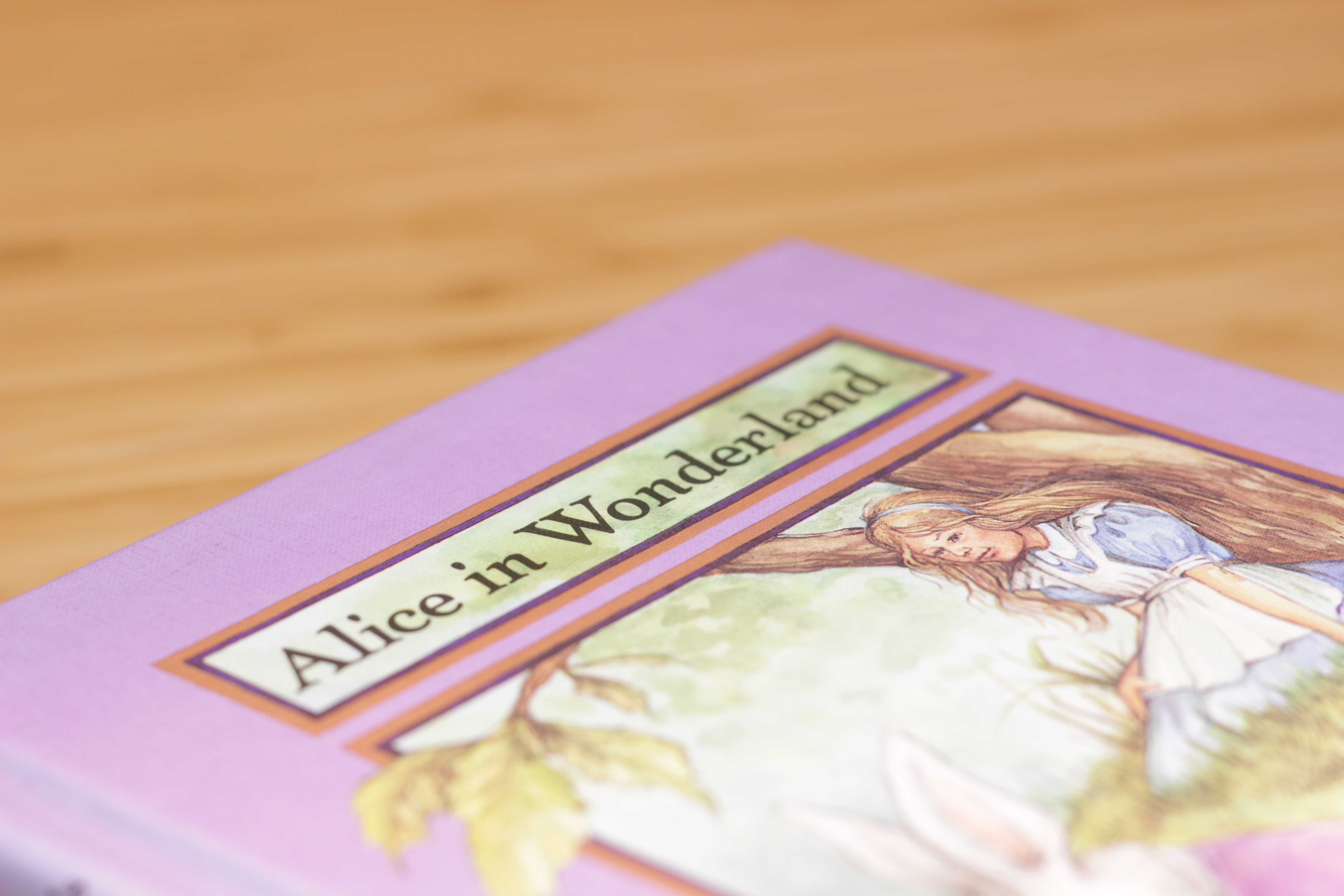 ALICE IN WONDERLAND (livro em inglês)