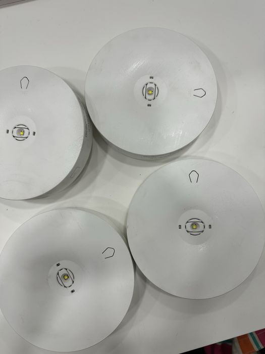 Lampy awaryjne 4 sztuki, założone do lokalu przez 1 rok, 100% sprawne