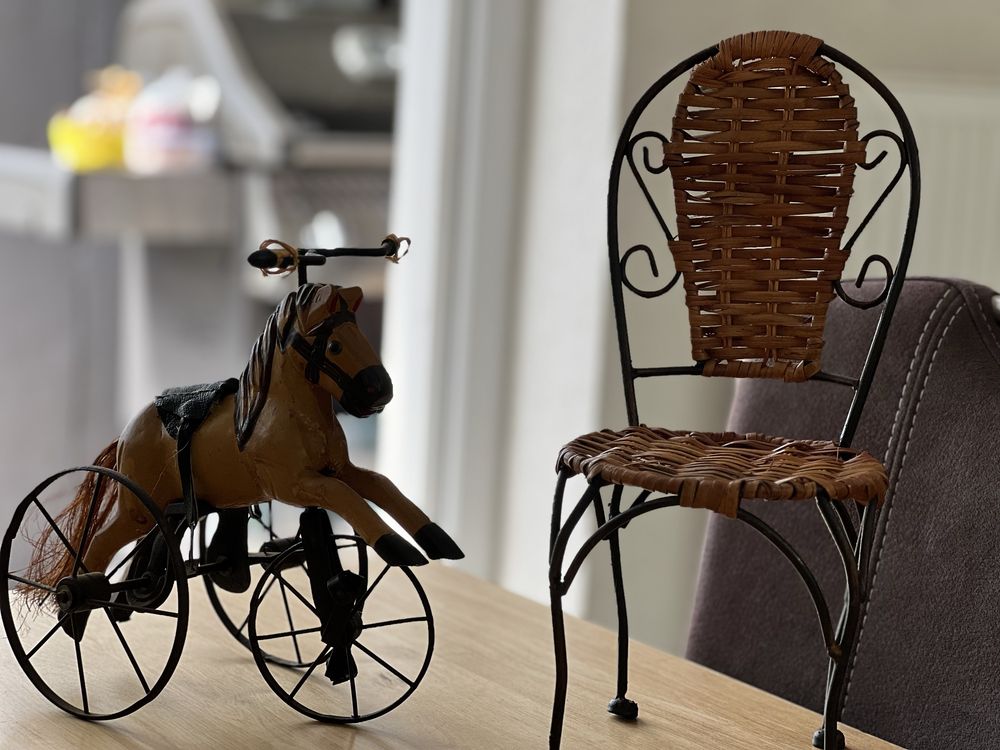 Деревянная лошадка и стул для кукол