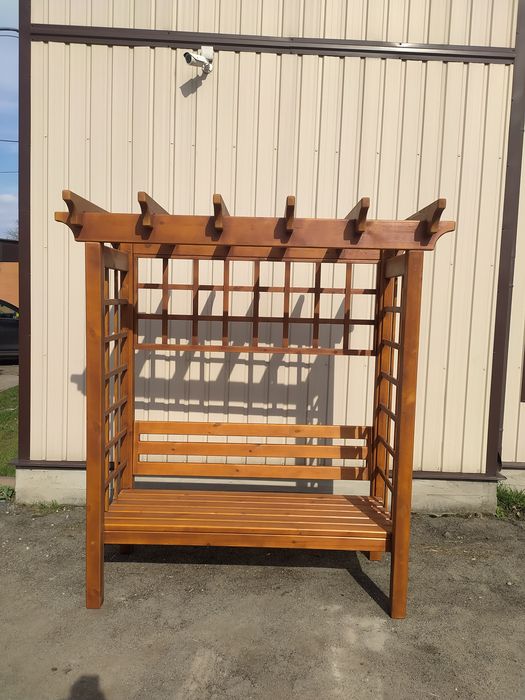 Пергола с лавочкой из натурального дерева