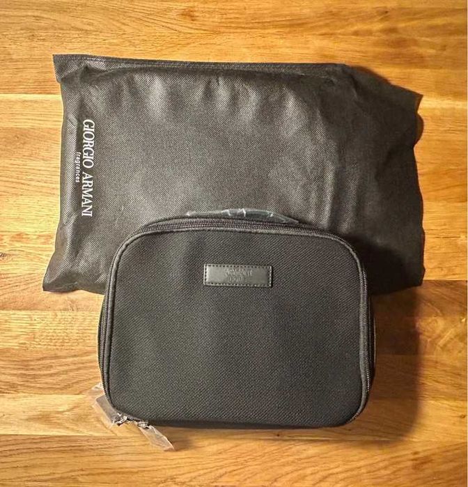 Czarna, elegancka, materiałowa kosmetyczka Armani