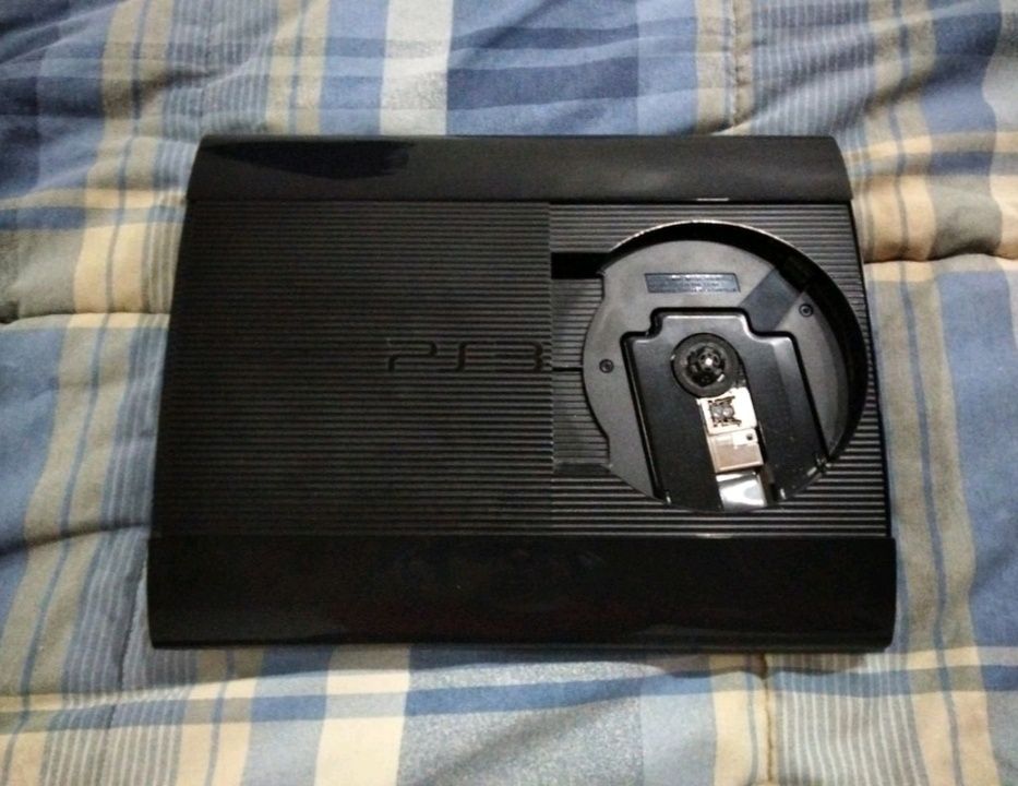 PlayStation 3 Super Slim + Cartão de Armazenamento