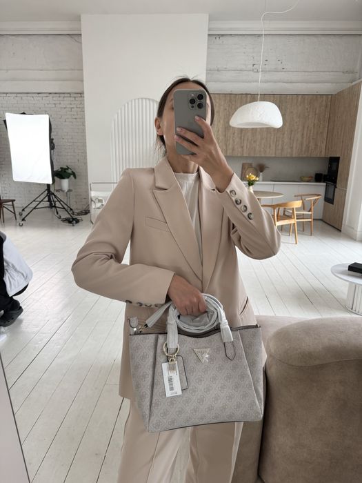 сумка сетчел guess iwona