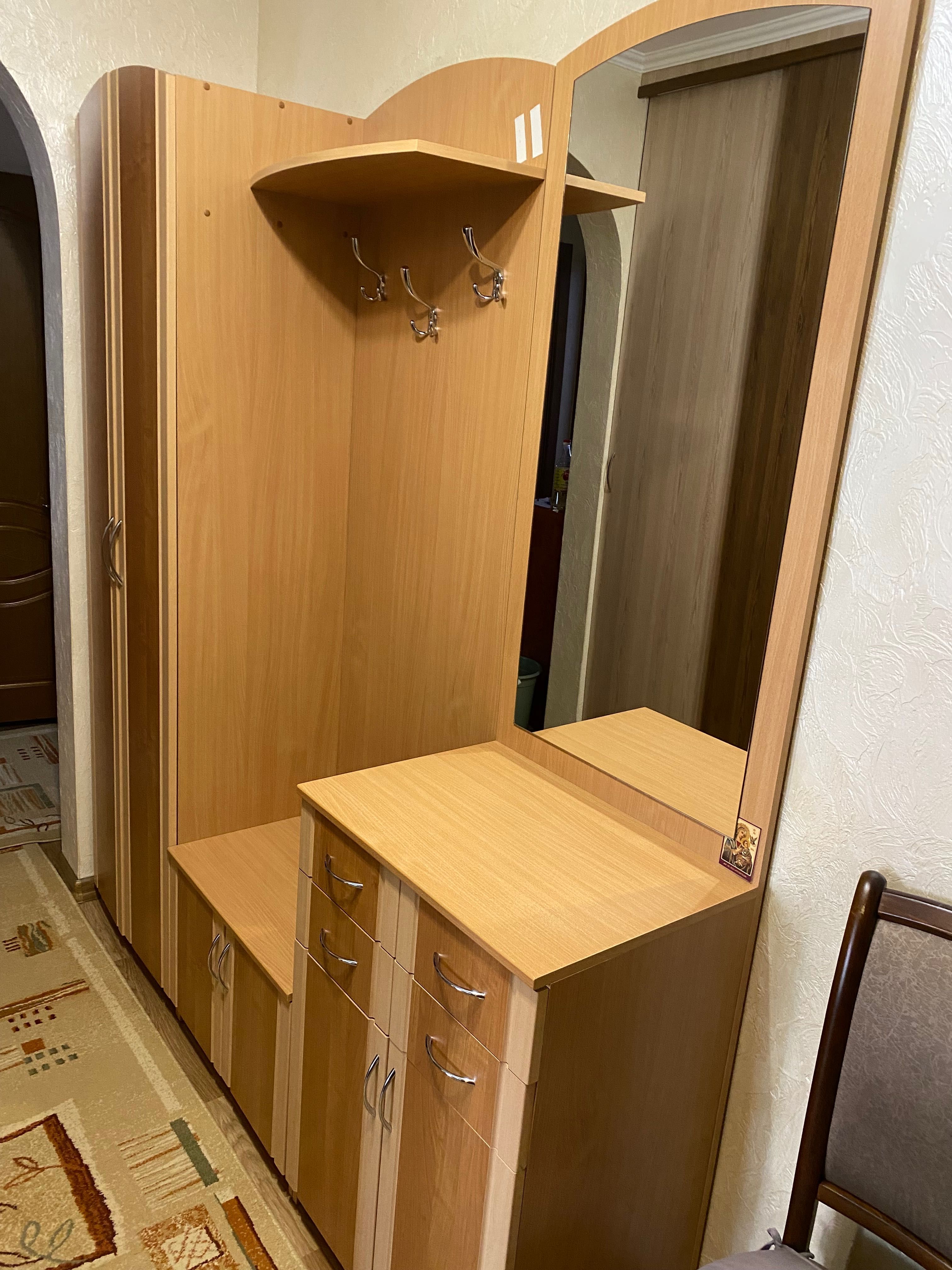 Продається прихожа в коридор