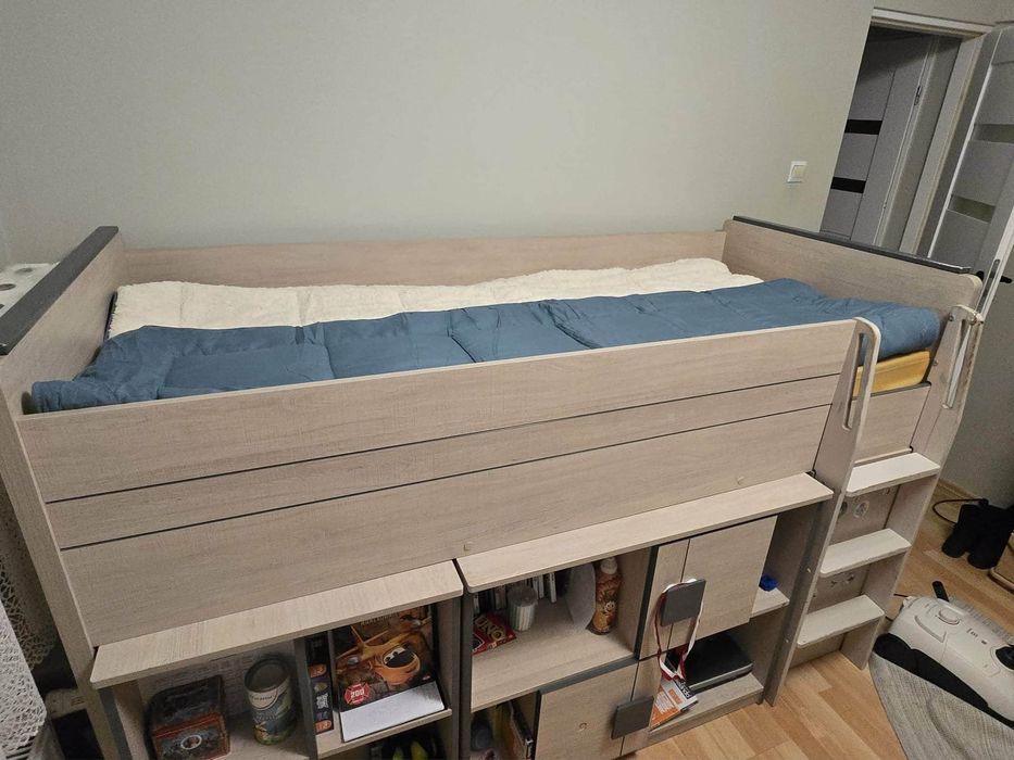 Łóżko piętrowe z biurkiem
