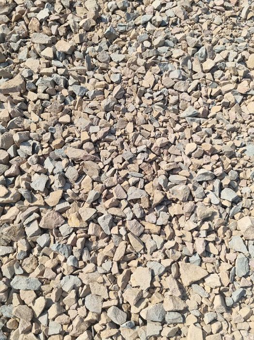 Ziemia ogrodowa czysta  kamień drenażowy  iinne materiały sypkie