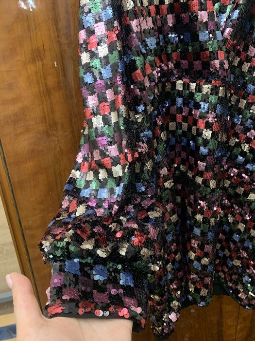 Святкова, блискуча сукня в паєтках