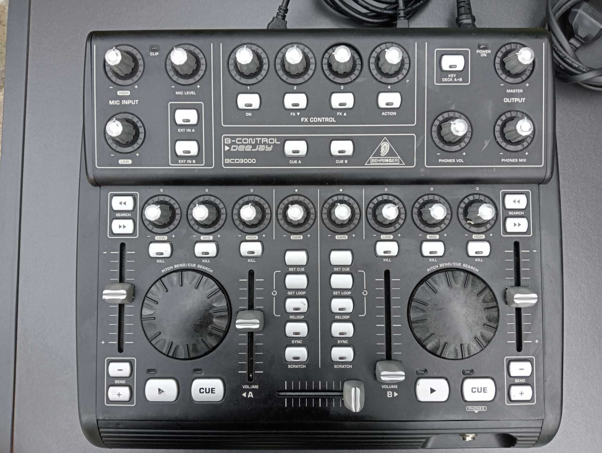 Mesa Behringer Controlador B-Control Deejay BCD3000