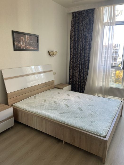 Продам кровать и тумбочки для спальни