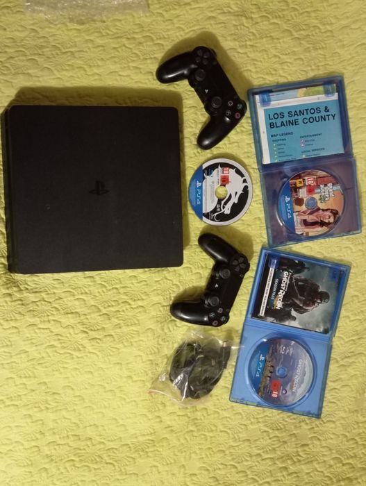PS4 com 2 comandos e jogos