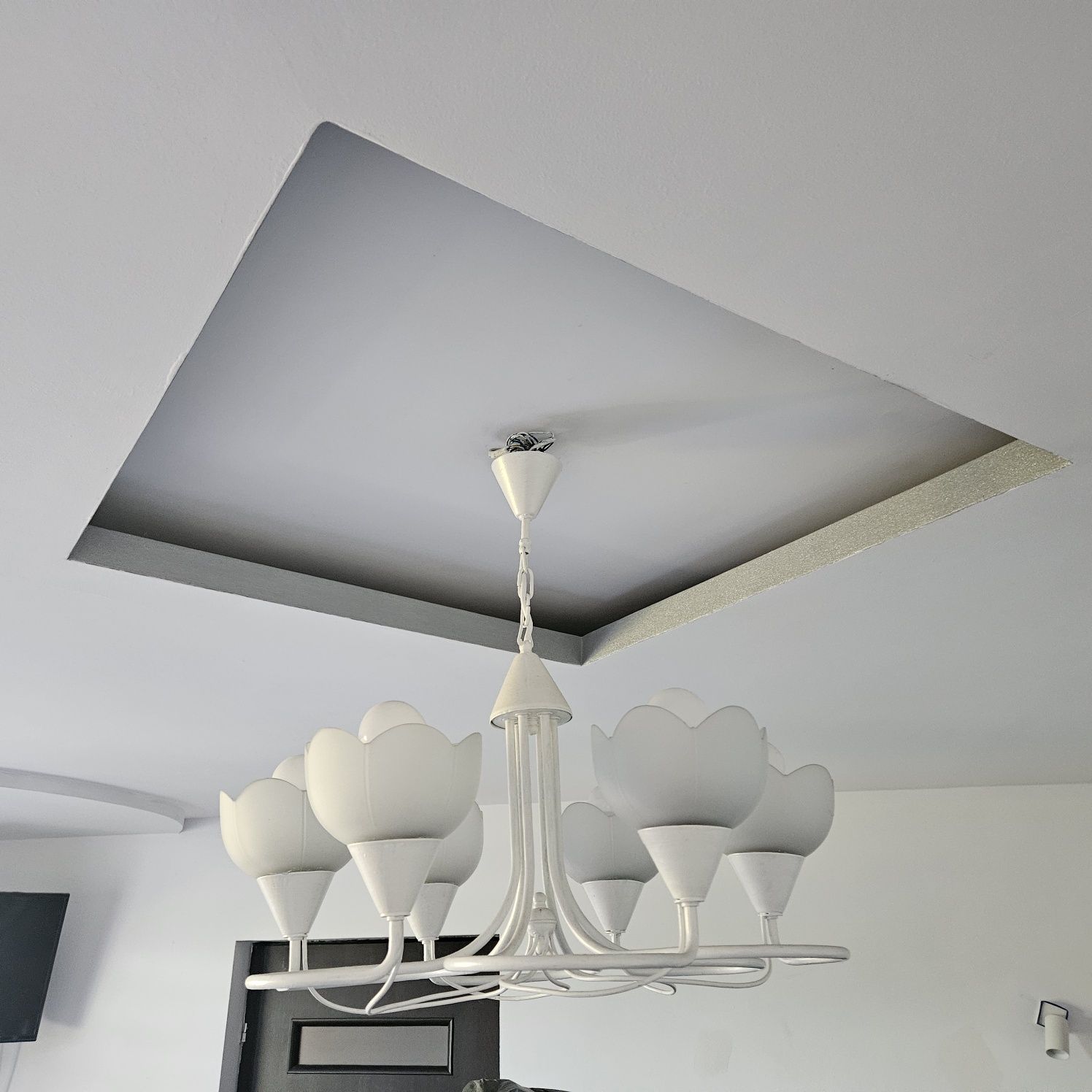 Lampa sufitowa biala