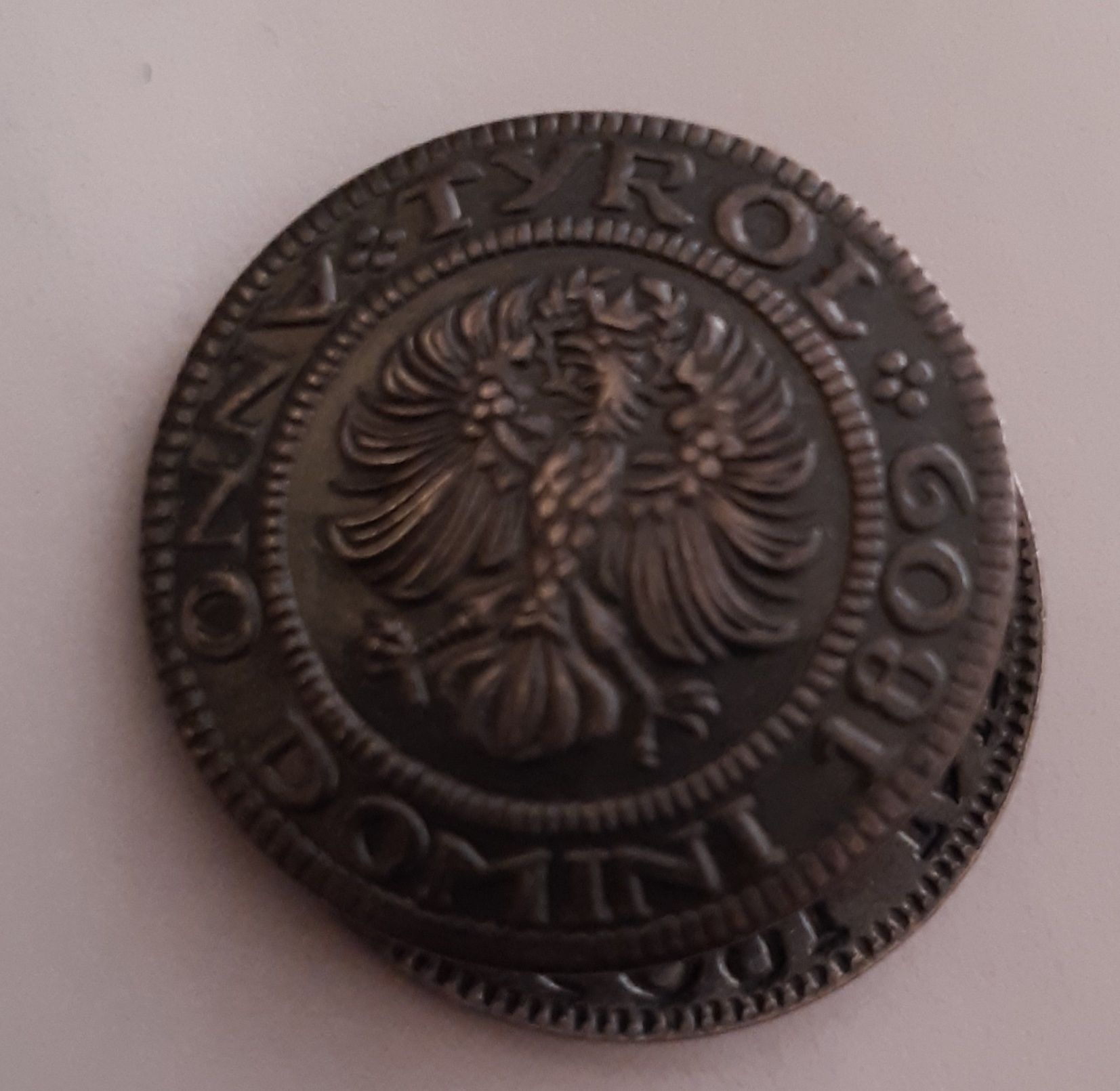 Stare Guziki - w postaci monety i innych symboli