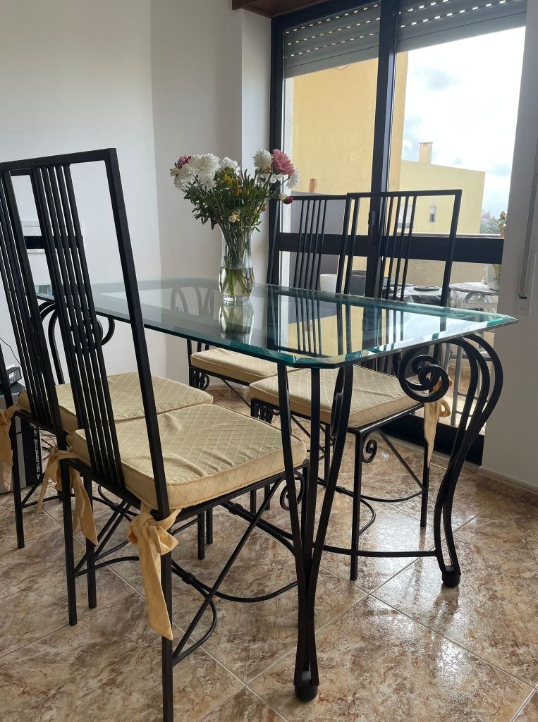 Mesa de vidro com 4 cadeiras forjado.