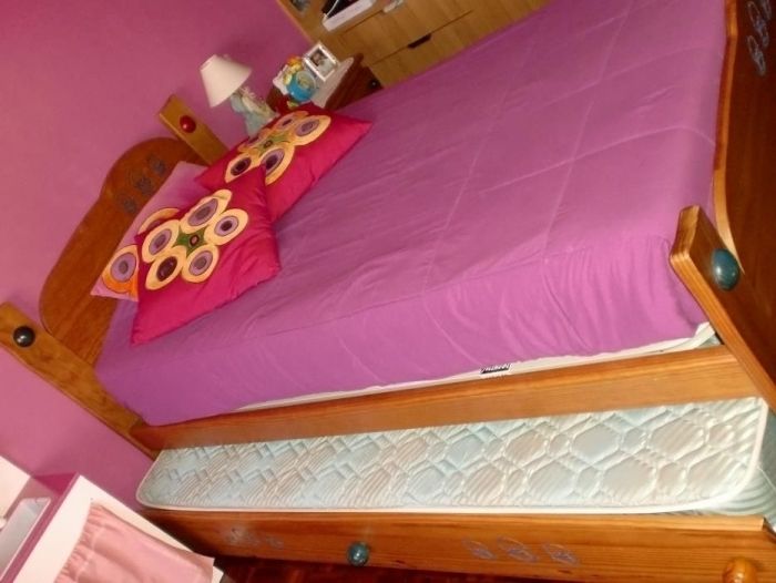 Cama e mesa de cabeceira em pinho