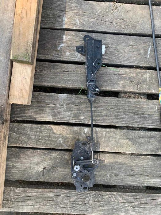 Замок капота Тесла модель 3 2020рік