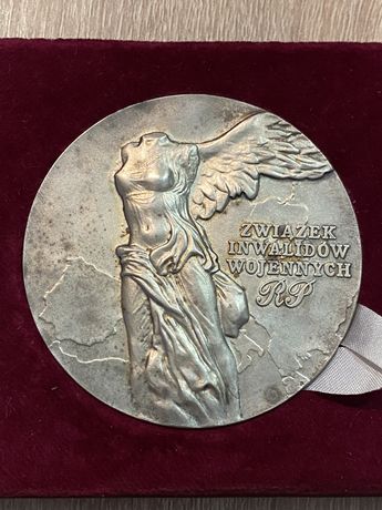 Unikalny historyczny medal Zwiazku Inwalidow Wojennych RP