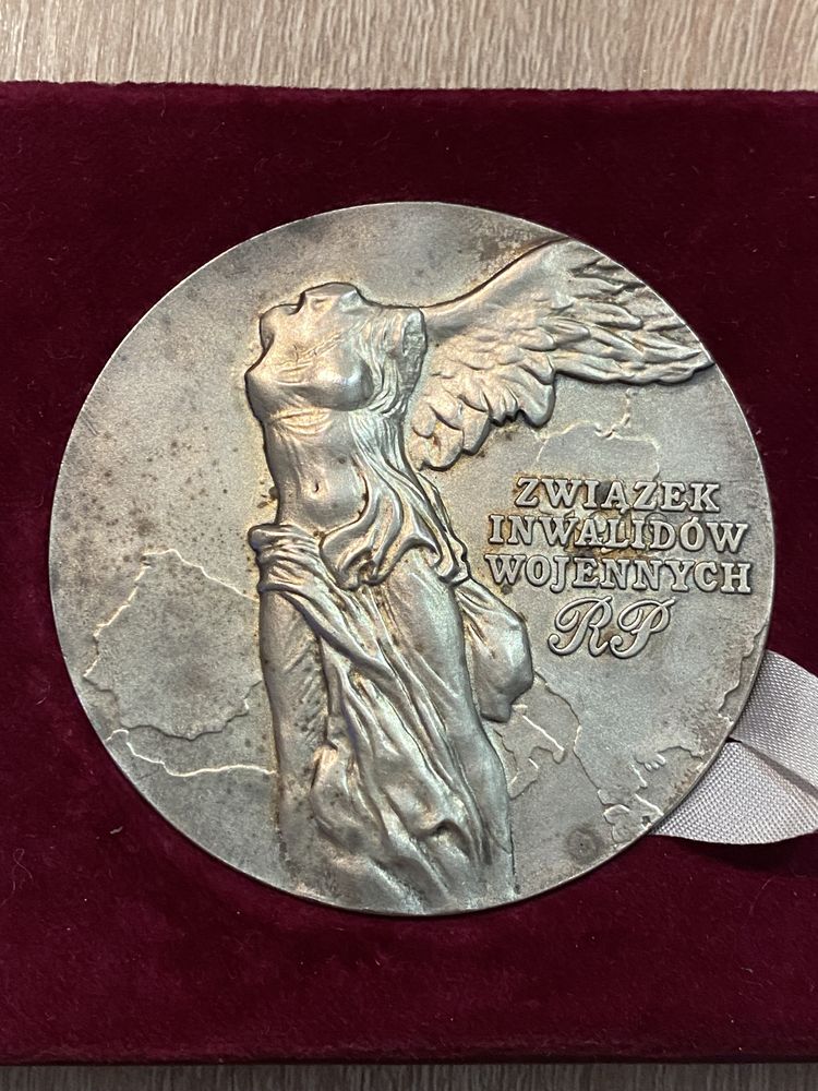 Unikalny historyczny medal Zwiazku Inwalidow Wojennych RP