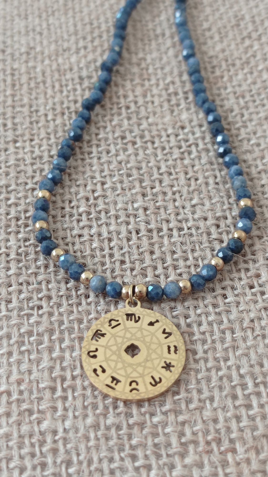 Naszyjnik z szafirów z zawieszką znaki zodiaku