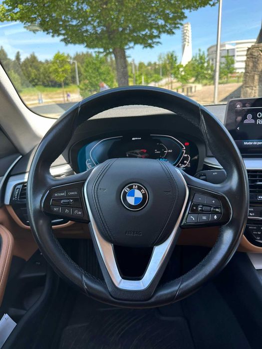 BMW 530e Line Luxury - Último Modelo
